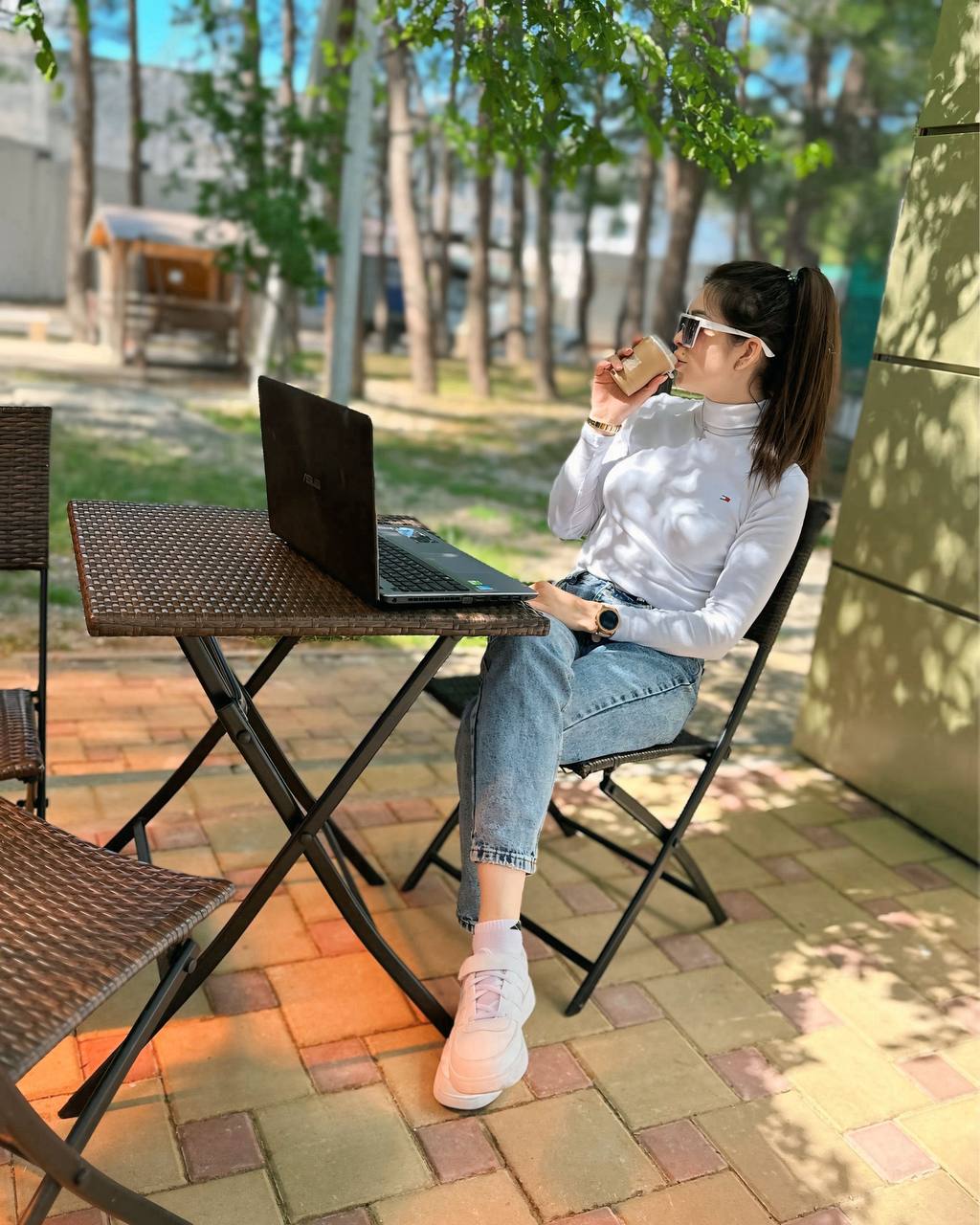 Подача кофе с десертом